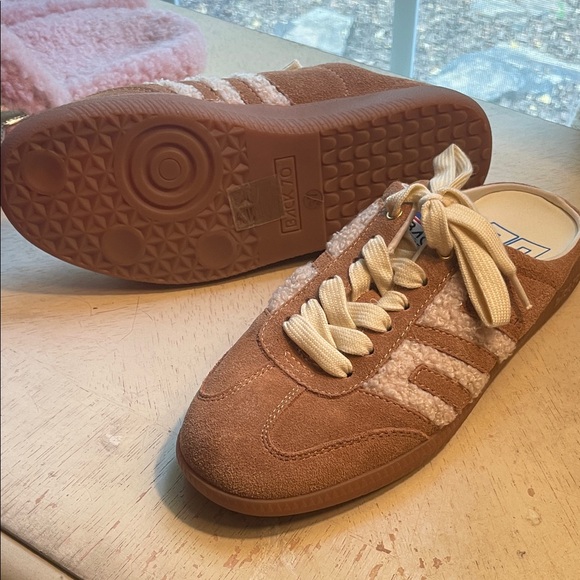 Stylish Women's Brown Sneakers - Picture 1 of 1